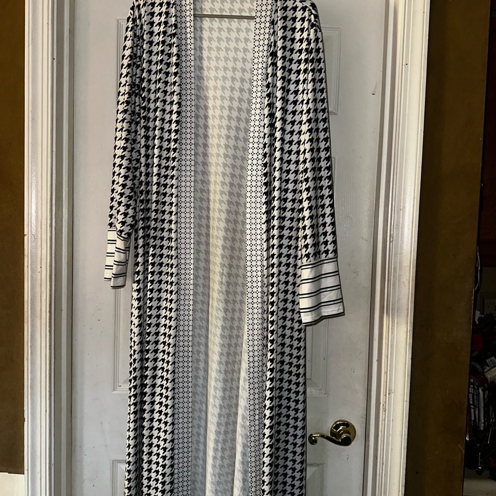 Elegant Black and White Houndstooth Women's Duster